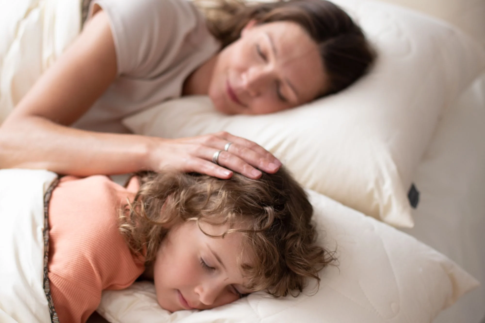 Kobieta i chłopiec, śpią na poduszce
