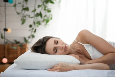 Kobieta śpiąca na poduszce ortopedycznej