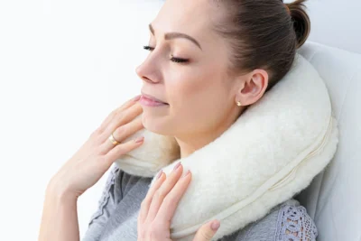 Kobieta relaksuje się leżąc na rogalu podróżnym