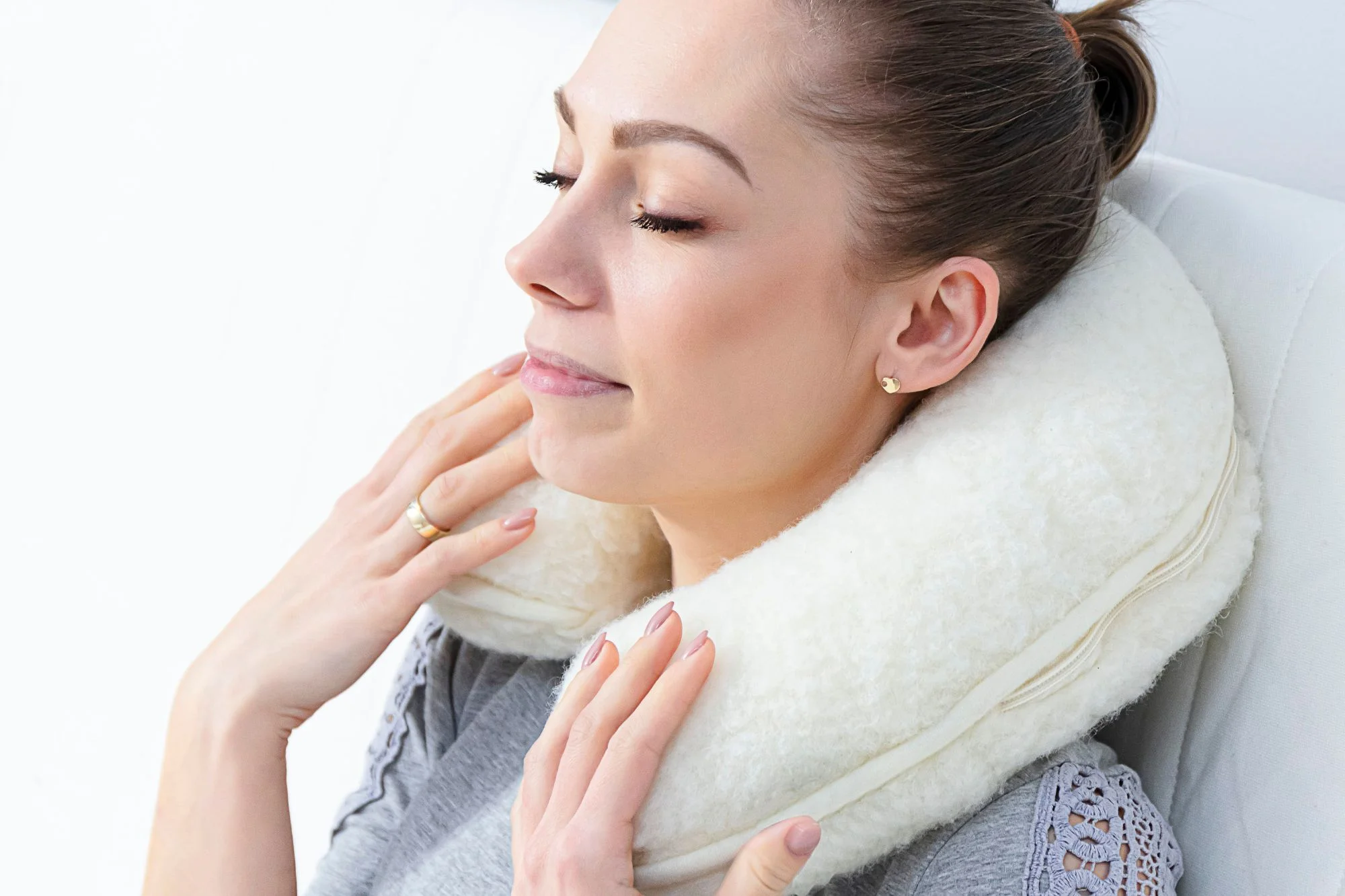 Kobieta relaksuje się leżąc na rogalu podróżnym