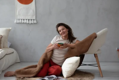 Kobieta okryta wełnianym kocem.