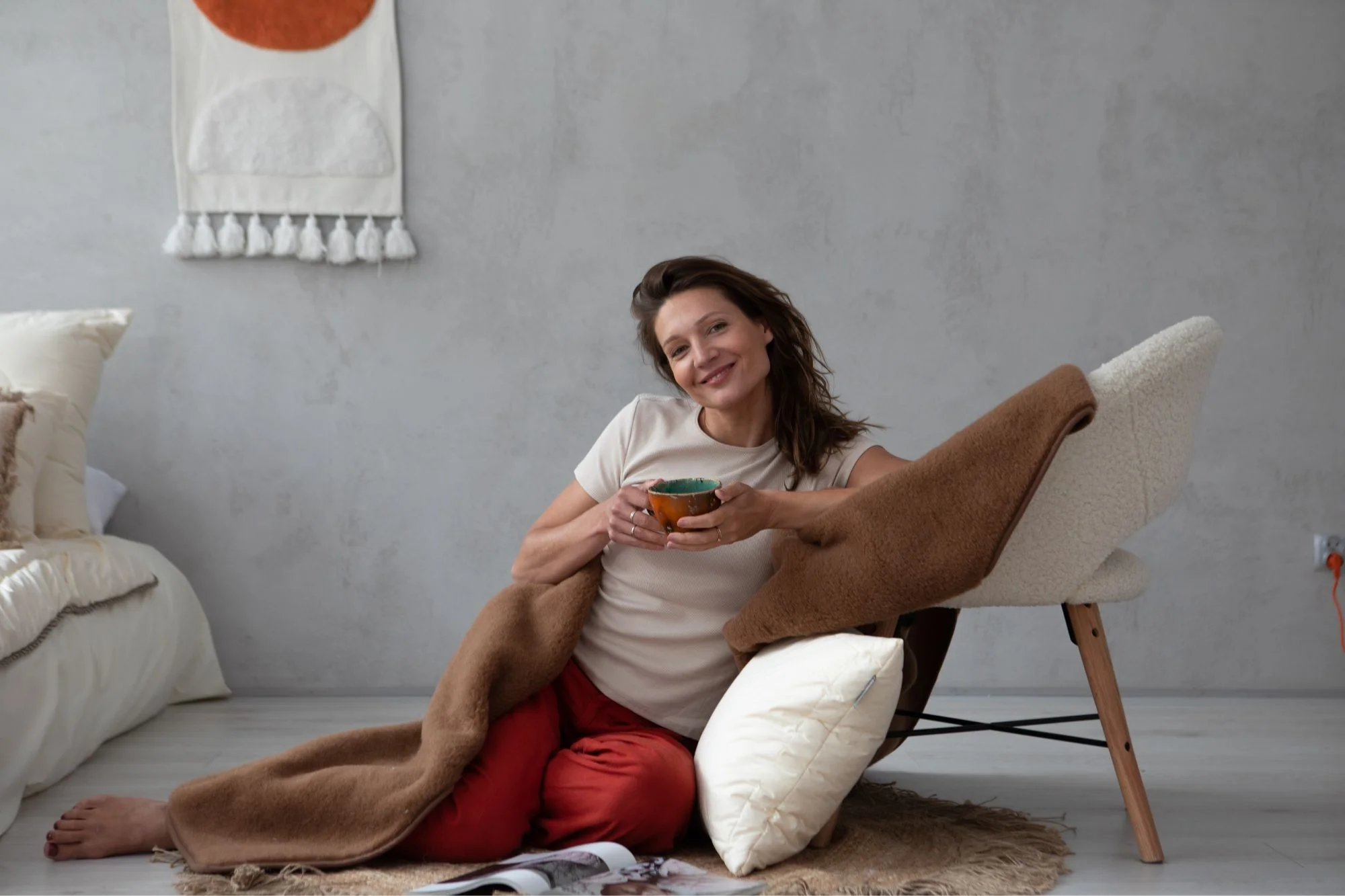 Kobieta okryta wełnianym kocem.