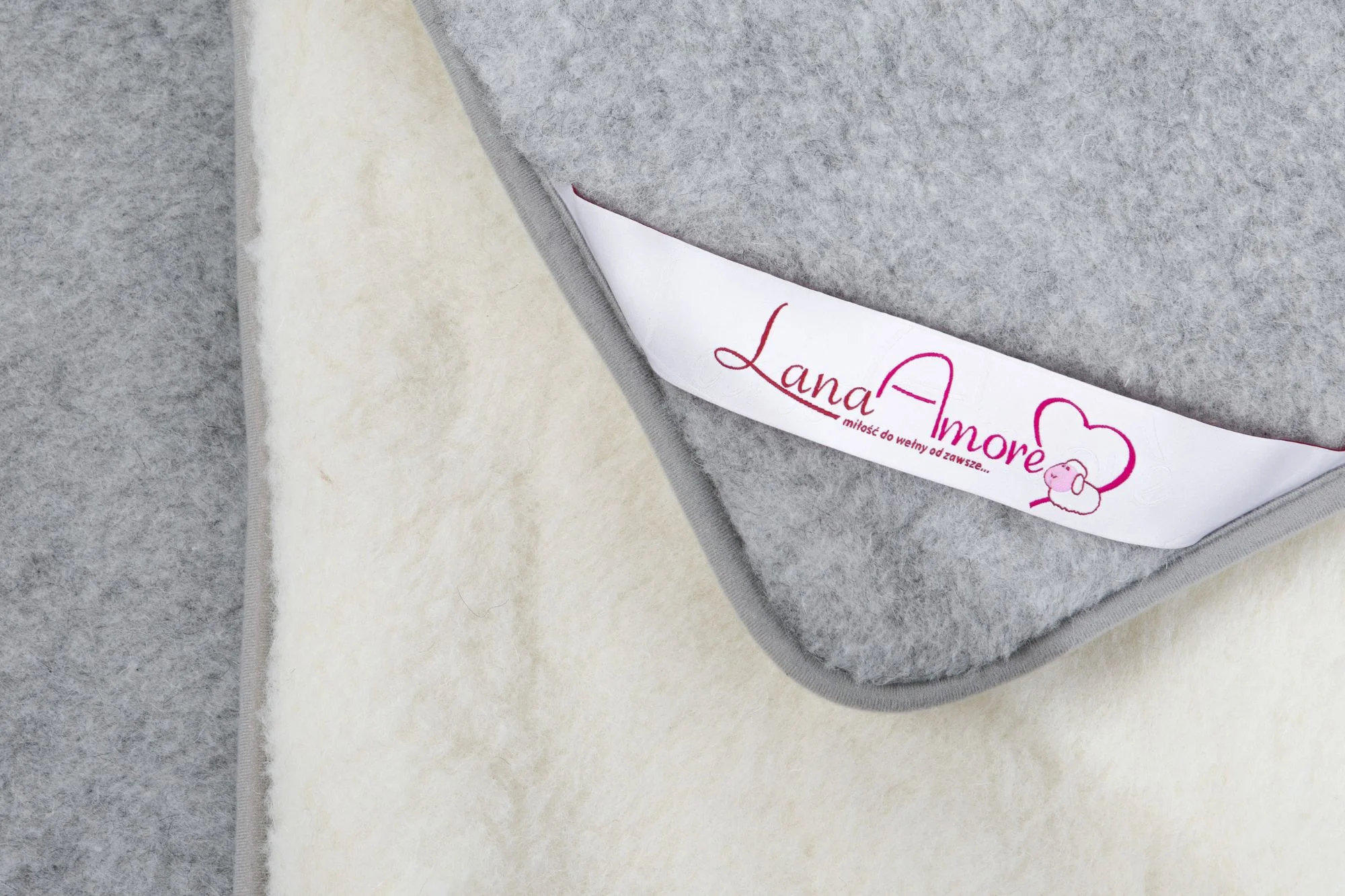 Zbliżenie na kołdrę wełnianą lana amore