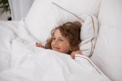 Chłopiec pod kołdrą zimową z wełny alpaki