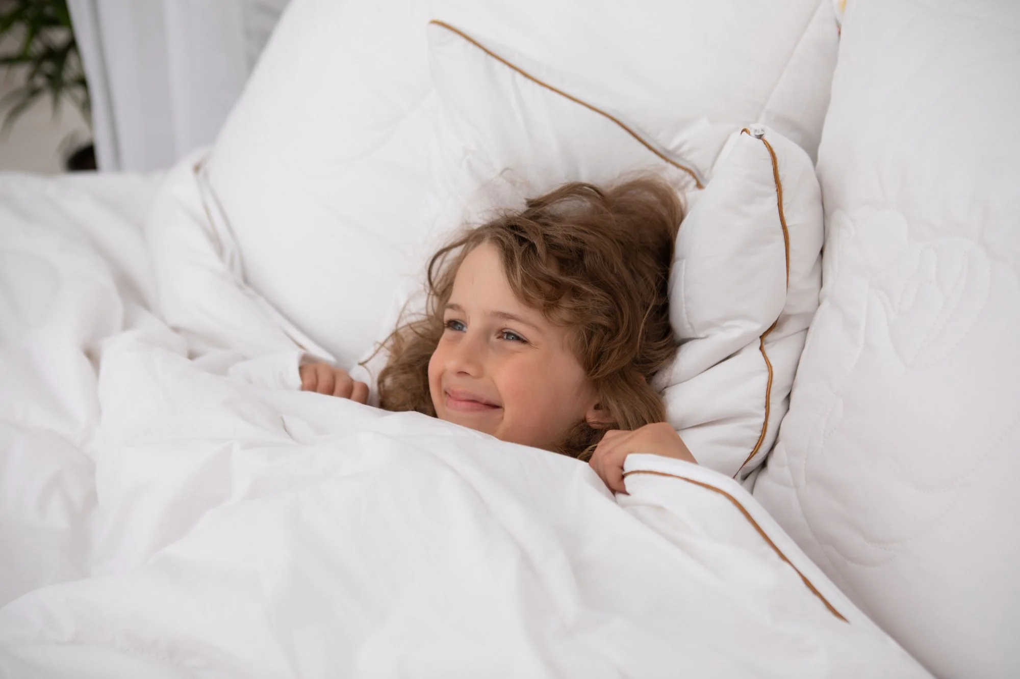 Chłopiec pod kołdrą zimową z wełny alpaki