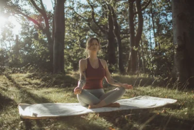 Kobieta medytuje na macie do jogi