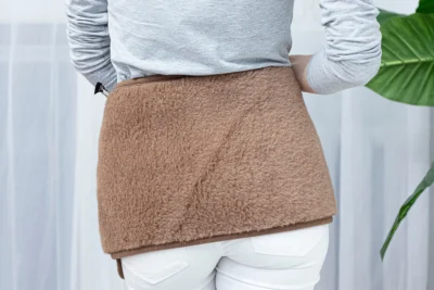 Kobieta owinięta brązowym pasem lędźwiowym