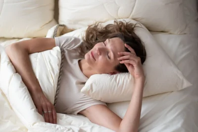 Kobieta śpiąca pod kołdrą z wełny merynos