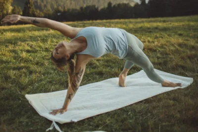 Kobieta praktykująca jogę na wełnianej macie
