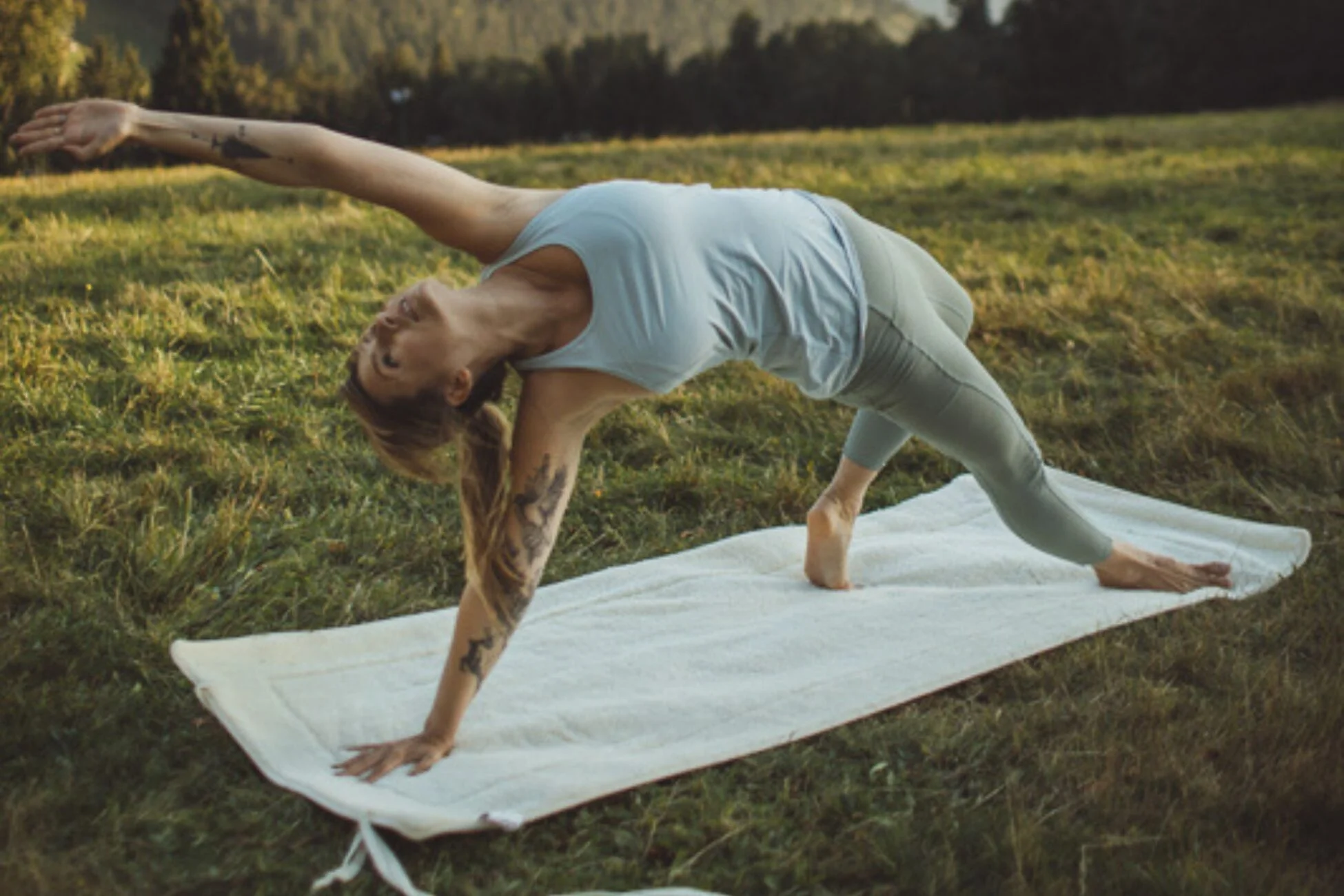 Kobieta praktykująca jogę na wełnianej macie