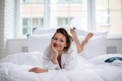 Kobieta leżąca na kołdrze antyalergicznej medico silver