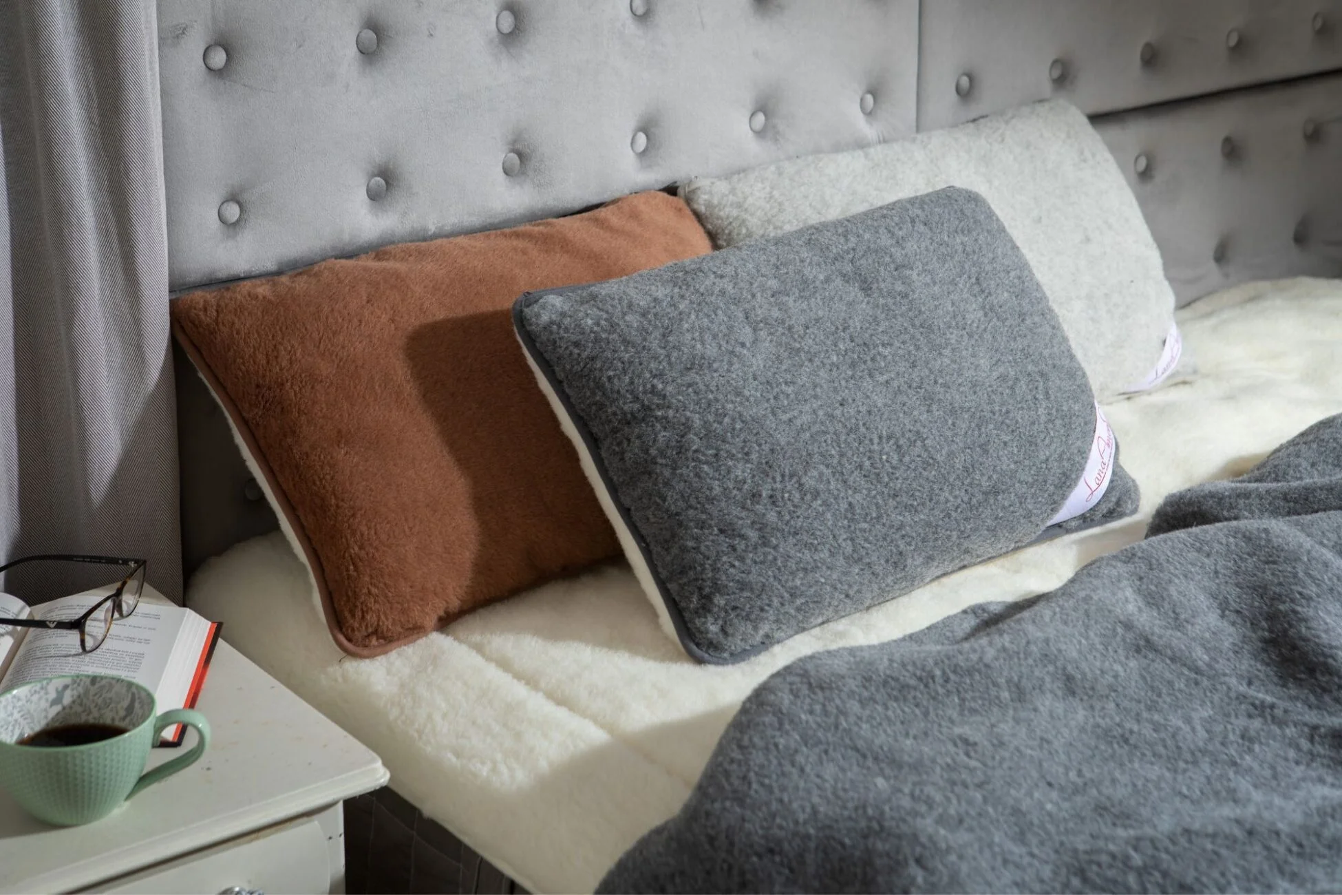 Sypialnia. Na łóżku poduszki i kołdra wełniane, a także ochraniacz materaca.