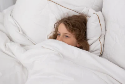 Chłopiec przykryty kołdrą z wełny merino