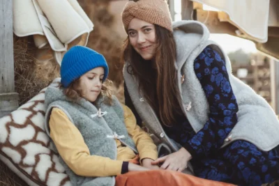 Mama i syn w wełnianych kamizelkach