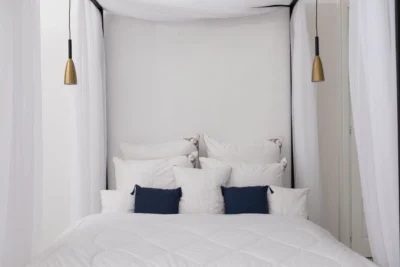 Kołdra i poduszki Royal Alpaca leżące na łóżku