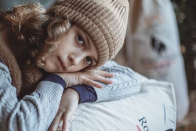 Chłopiec w wełnianej kamizelce wełnianej