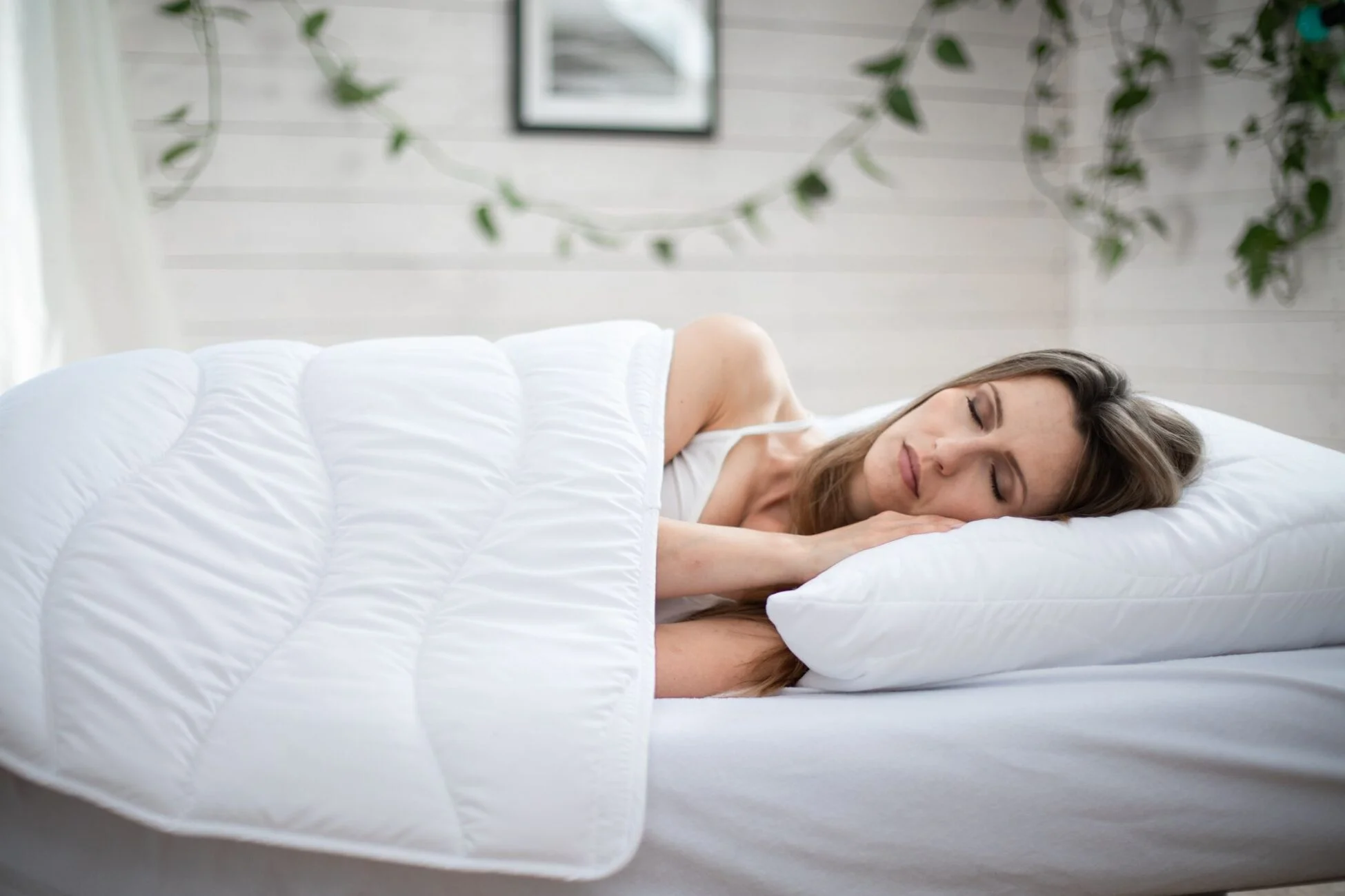 Kobieta śpiąca na boku