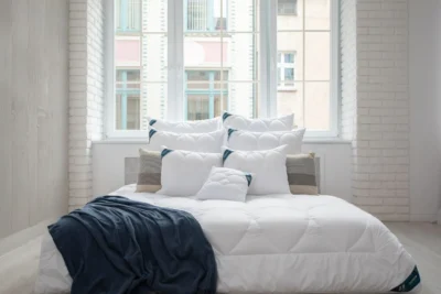 Łóżko a na nim poduszki i kołdra z kolekcji medico silver.