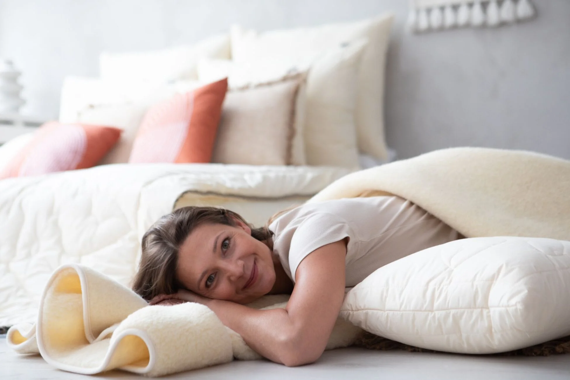 Kobieta leżąca pod kocem wełnianym