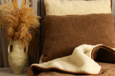 Jesienna aranżacja. Wełniana kołdra i poduszki od polskiego producenta Eurowolle.