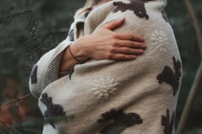 Kobieta owinięta w koc wełniany