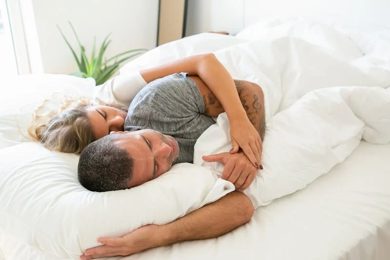 Para śpiąca pod kołdrą antyalergiczną