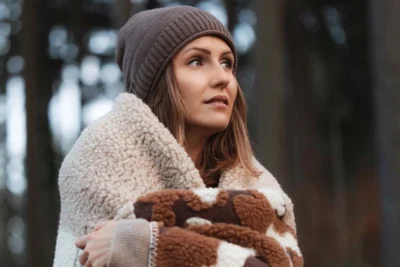 Kobieta otulona kocem wełnianym merino