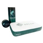 poduszka w kolorze białym i zielonym z logo DREAM oraz akcesoriami w opakowaniach