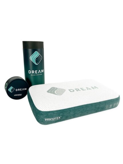 poduszka w kolorze białym i zielonym z logo DREAM oraz akcesoriami w opakowaniach