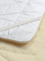 Beżowy wełniany ochraniacz na materac z elastyczną taśmą