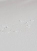 Krople wody na białej powierzchni tekstylnej