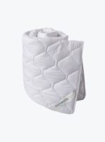 Biały ochraniacz na materac z pikowaniem na neutralnym tle