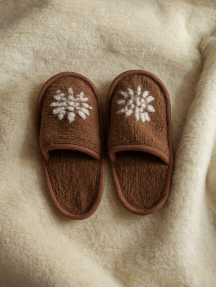 brązowe kapcie z białym wzorem na tle wełnianego materiału