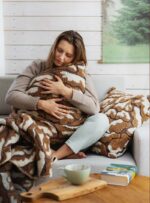 Wool Set with White Stars: Pillow, Blanket and Slippers - Image 2