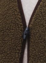 ciemnozielona kamizelka z wełny z zapięciem na guzik