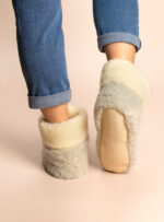 wysokie szare kapcie z wełny z jasnym wykończeniem na neutralnym tle