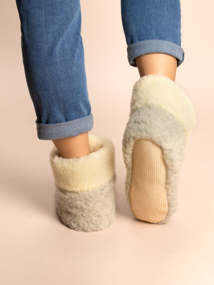 wysokie szare kapcie z wełny z jasnym wykończeniem na neutralnym tle