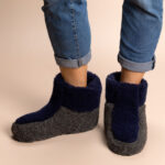 wysokie granatowo-szare kapcie wełniane na jasnym tle