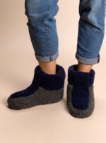 wysokie granatowo-szare kapcie wełniane na jasnym tle