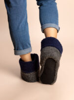 wysokie szare kapcie z granatowym wykończeniem na neutralnym tle