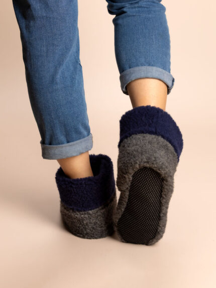 wysokie szare kapcie z granatowym wykończeniem na neutralnym tle