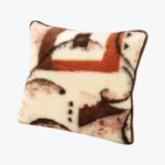 poduszka w odcieniach kremu i brązu z abstrakcyjnym wzorem na neutralnym tle