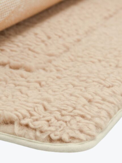 jasna mata do jogi z wełny o miękkiej fakturze na białym tle