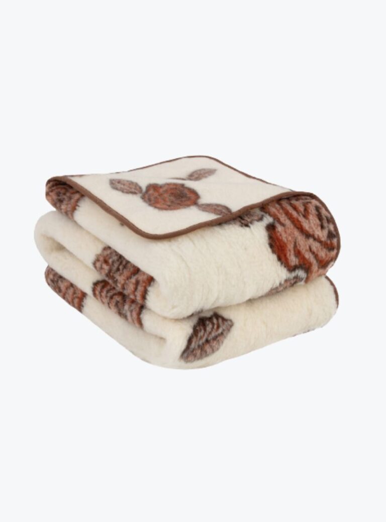 Wełniany koc w odcieniach kremu i brązu z kwiatowym wzorem na neutralnym tle