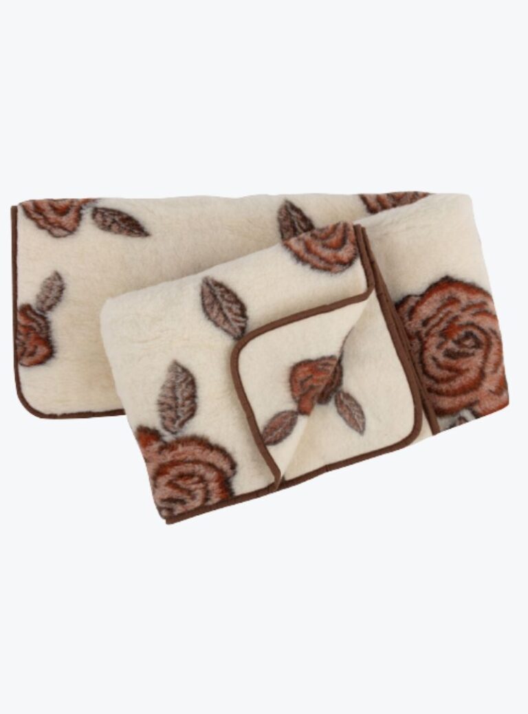 Beżowy koc z brązowym wzorem róż i liści na neutralnym tle