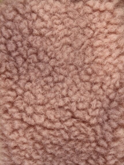 różowa wełna o puszystej strukturze