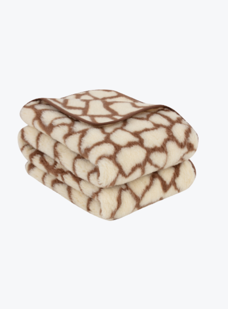 Beżowy koc z brązowym wzorem na neutralnym tle