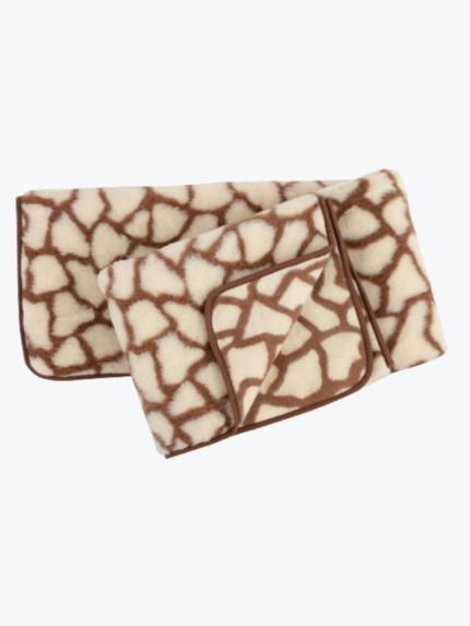 Beżowy koc z brązowym wzorem na neutralnym tle