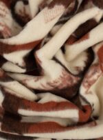 wełniany koc w odcieniach brązu i beżu