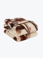 koc w odcieniach brązu i beżu ułożony na neutralnym tle